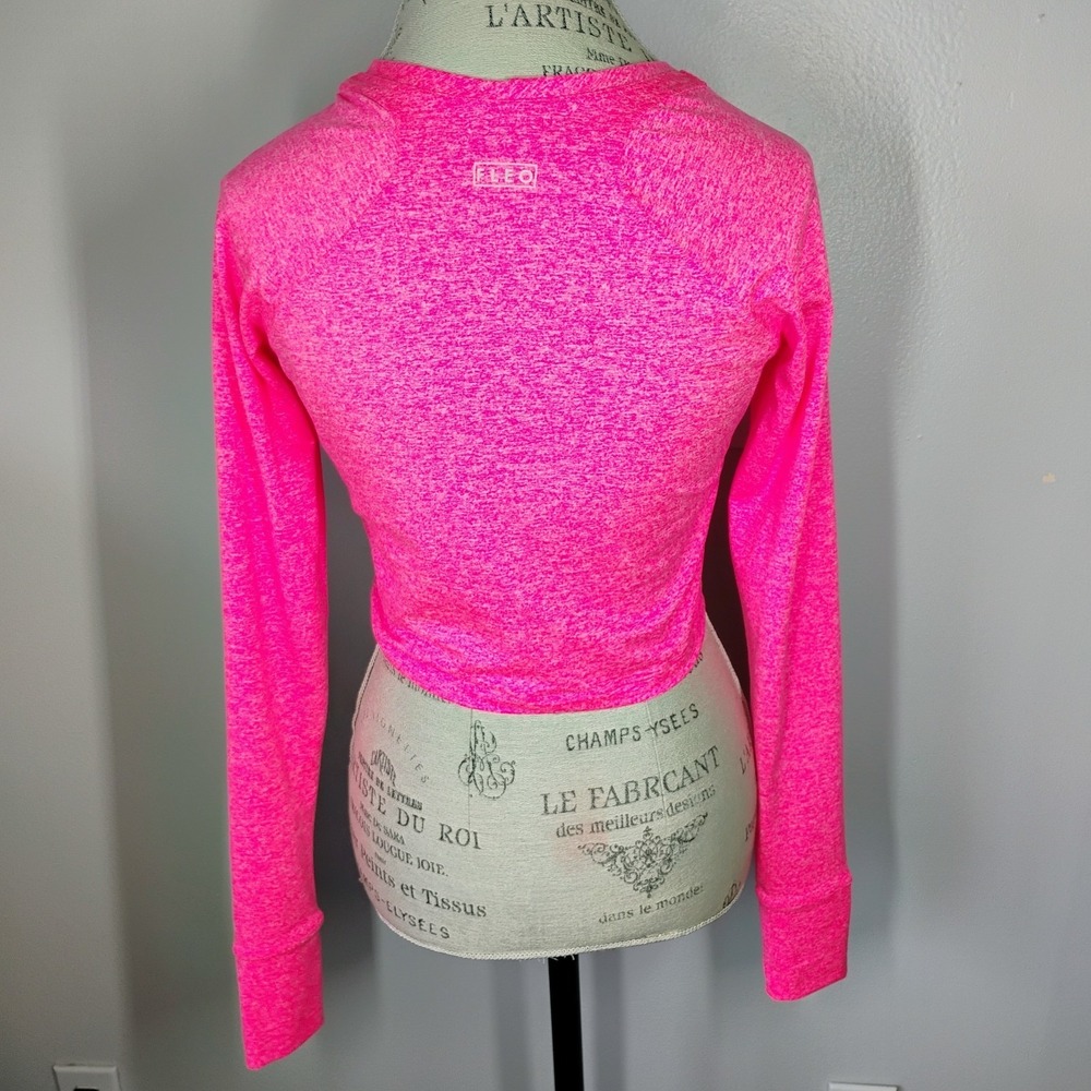 FLEO Cropped Workout Top Womens Medium Bright Pink Thumb Holes Athletic Sporty - Picture 3 of 8